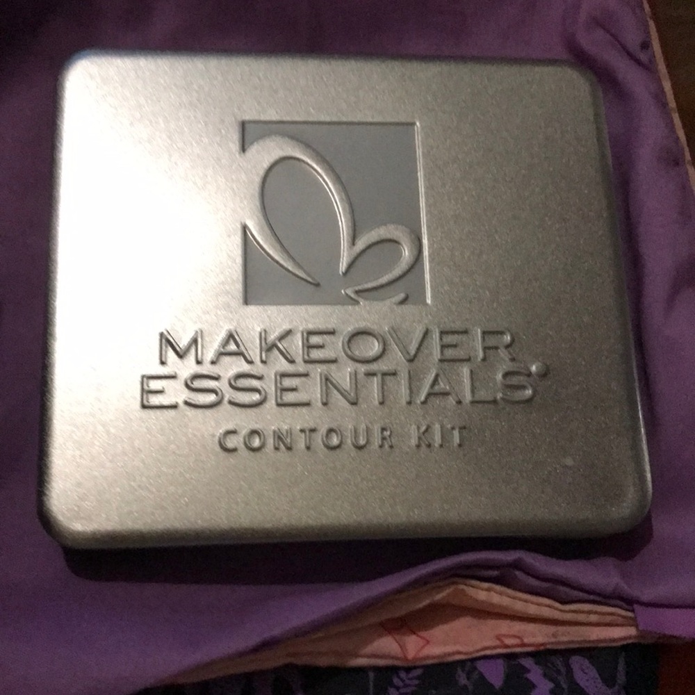 Makeover Essentials Contour Kit New/Never used/opened only for picture
